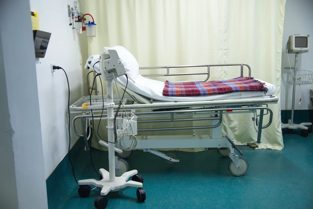 Área de recuperación con camilla y monitor