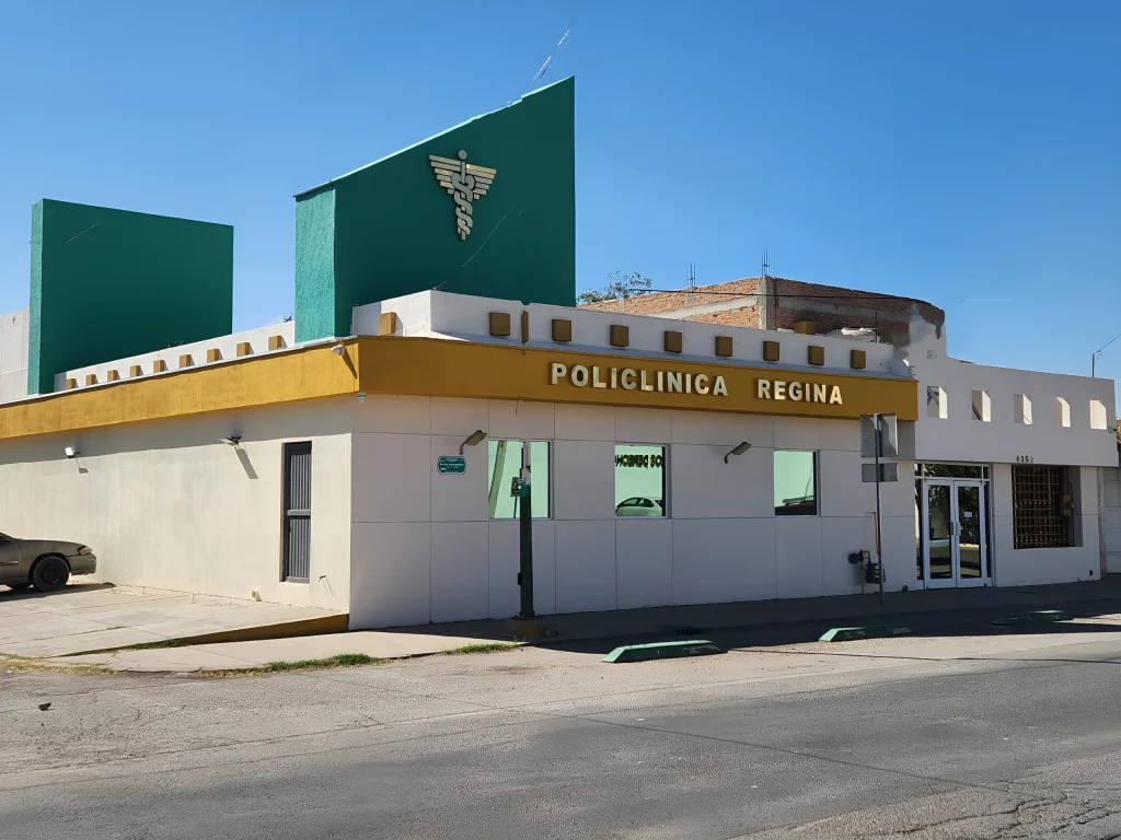 Fachada de Policlínica Regina vista desde la esquina