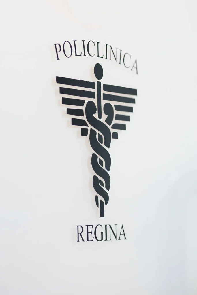 Logotipo de Policlínica Regina en muro