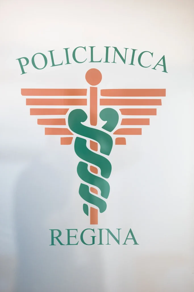Logotipo de Policlínica Regina en cristal
